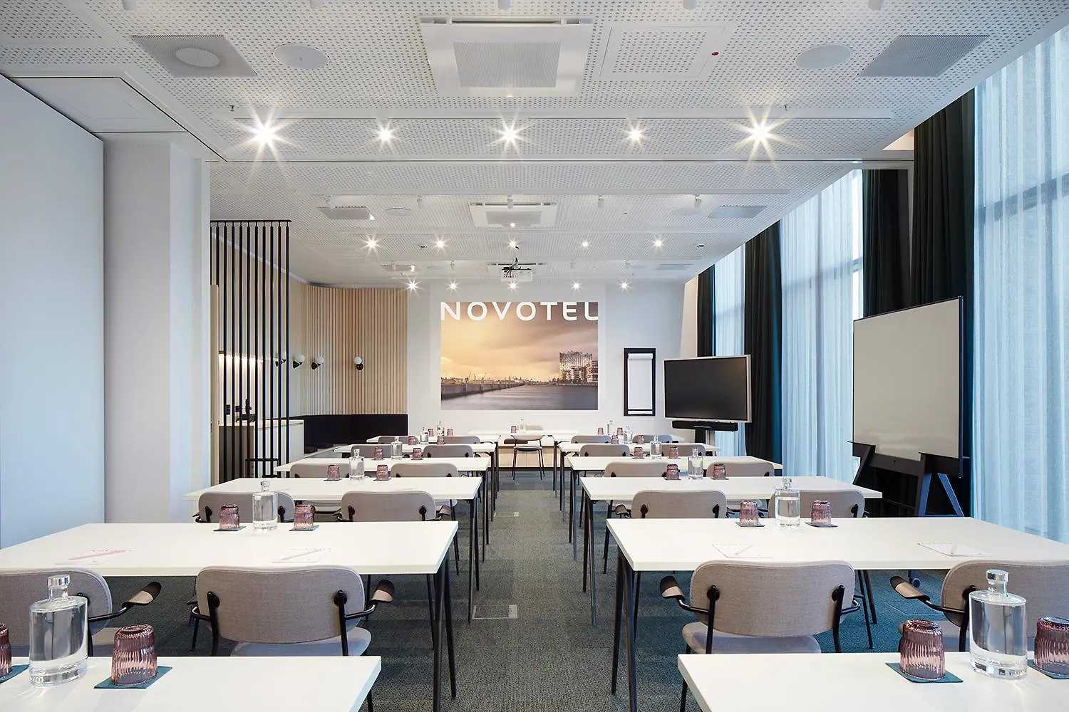 Novotel Hamburg Central Station 0*,
